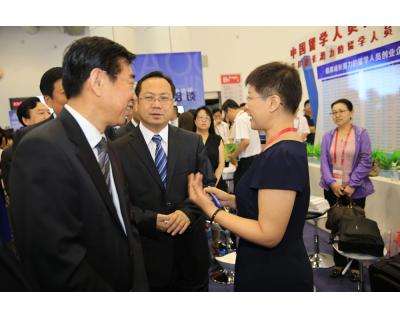 人社部部長王曉初及大連市委書記關(guān)懷栗世芳